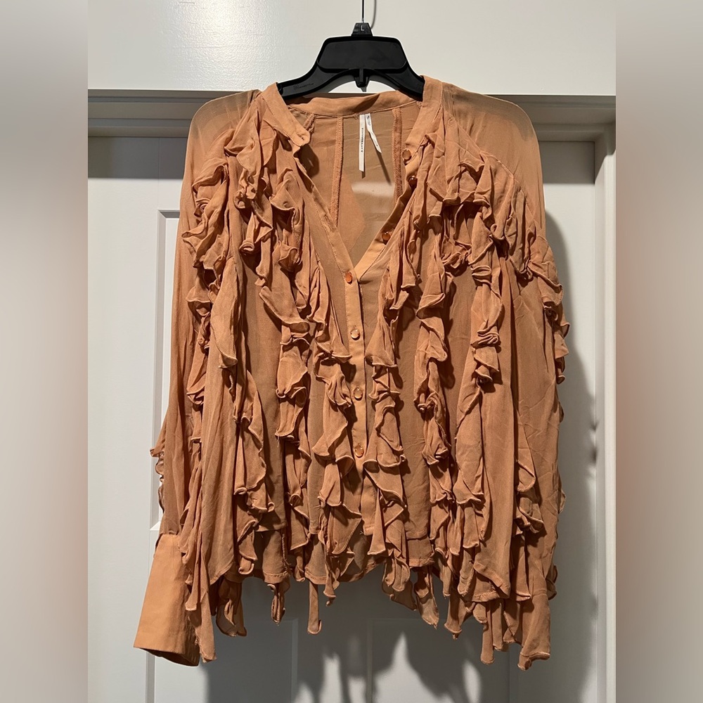 Anthropologie ruffle top
Semi see through
Size Medium